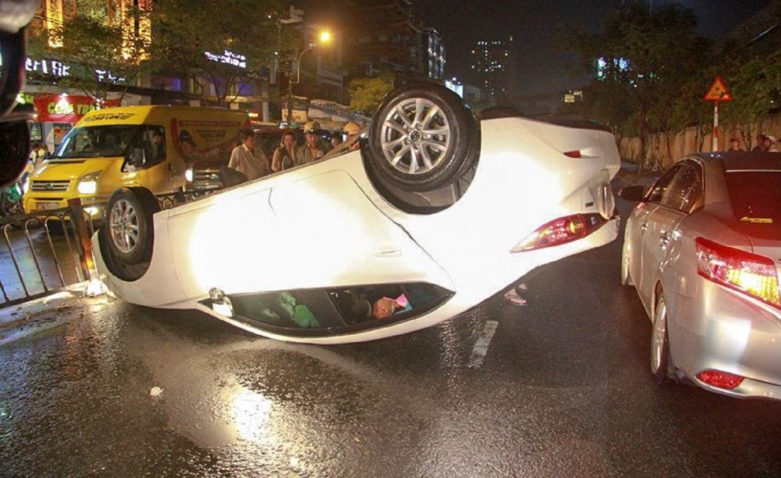 The reason why the car is prone to tipping and how to avoid it - Photo 1.