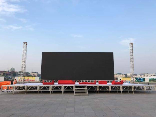 Mê Linh lắp màn hình LED cỡ lớn phục vụ nhân dân xem trận chung kết môn bóng đá Nam SEA Games 31 - Ảnh 1.