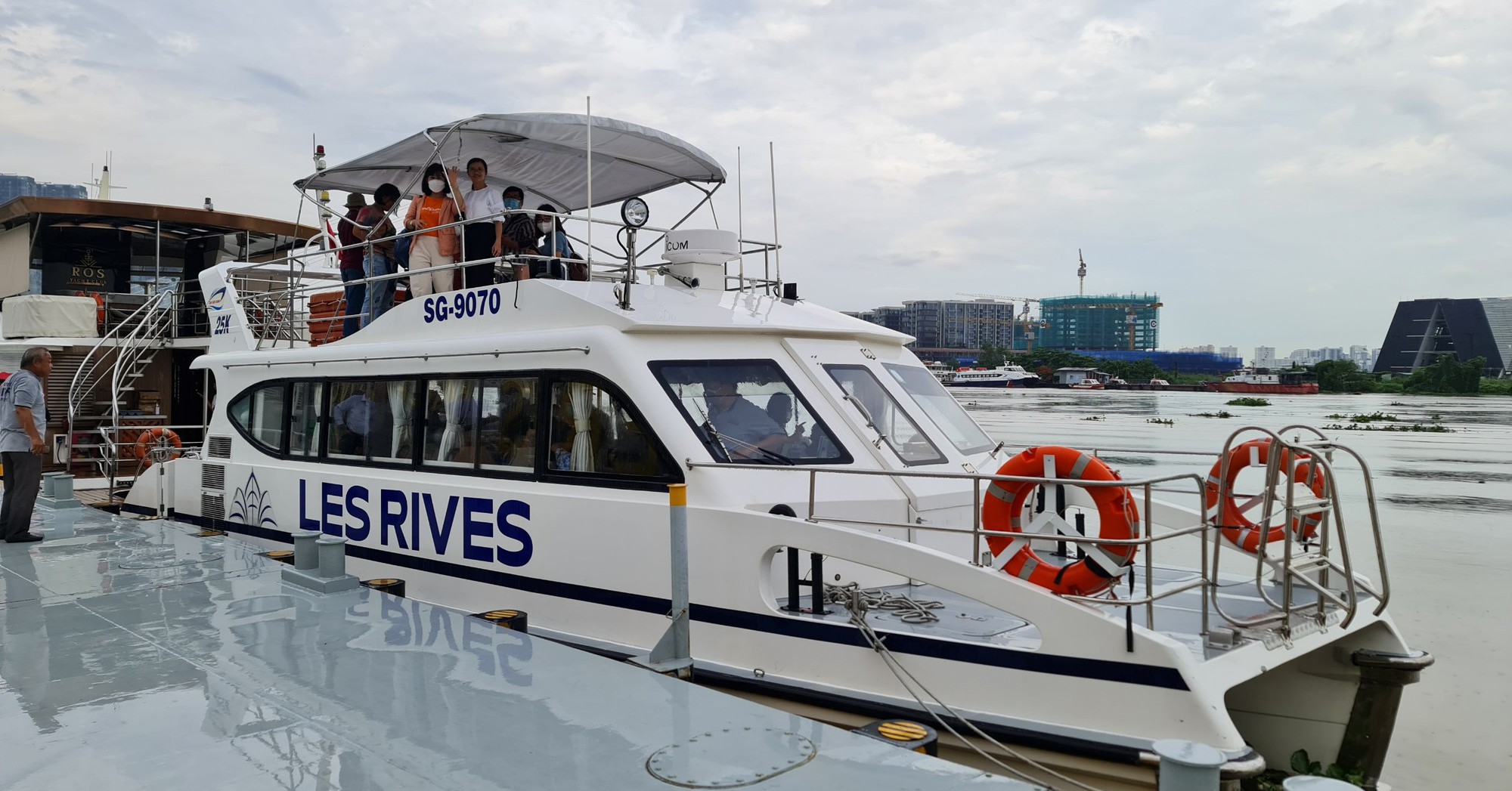 Vì sao giá tour du thuyền trên sông Sài Gòn thấp hơn nhiều so với dự kiến?