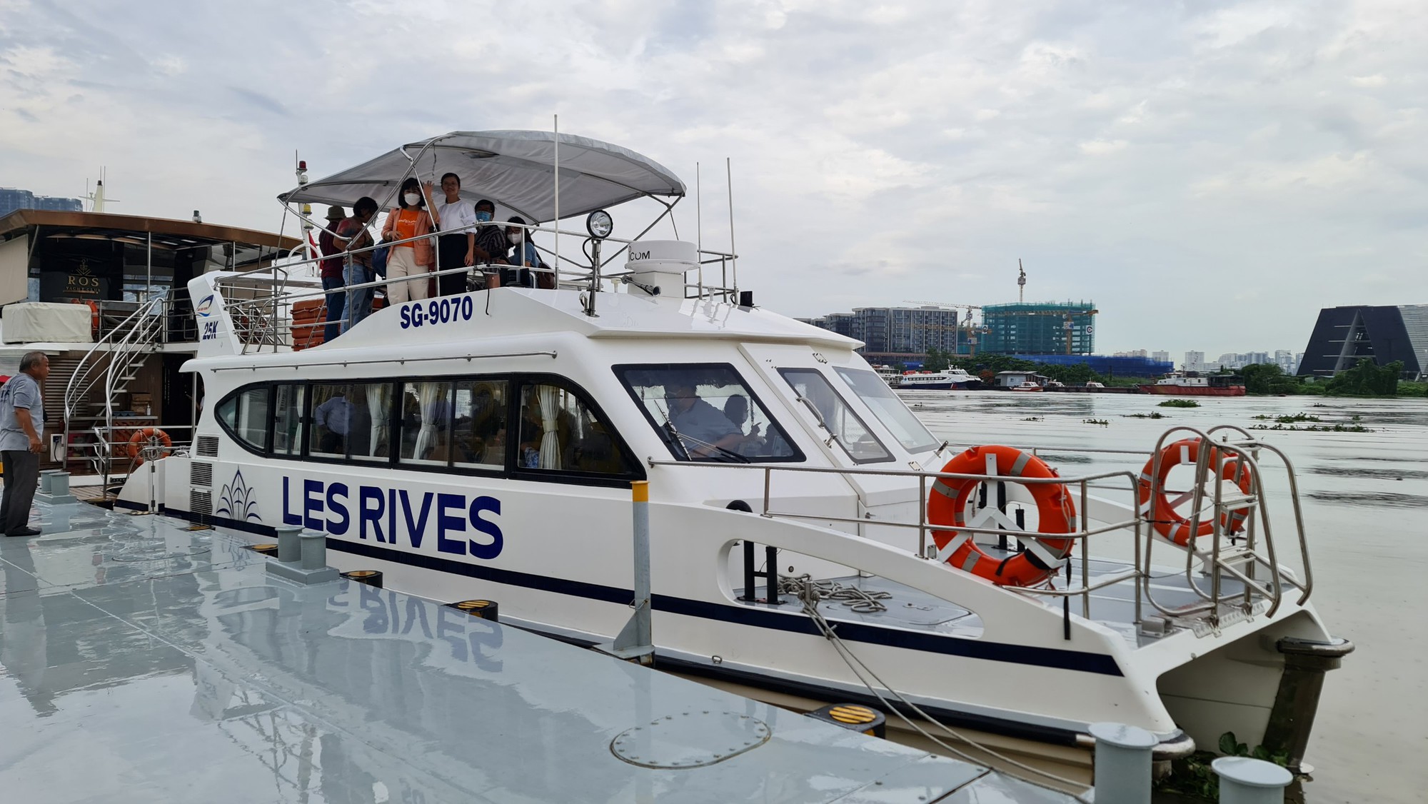 Đi du thuyền ngắm hoàng hôn trên sông Sài Gòn - Ảnh 1.