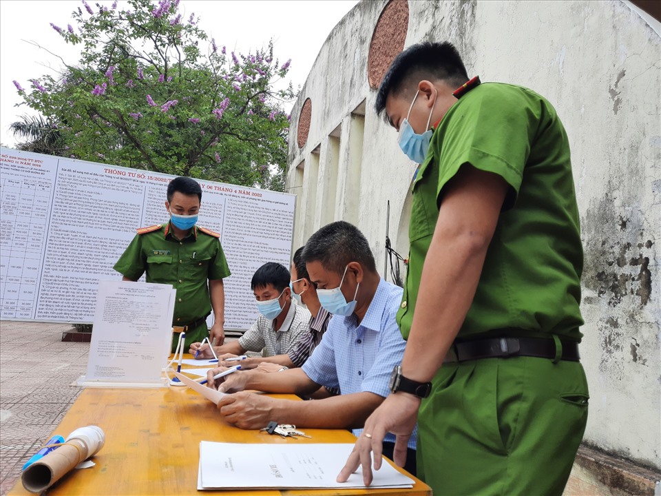Từ hôm nay, công an 183 xã ngoại thành Hà Nội cấp đăng ký, biển số xe máy - Ảnh 1.
