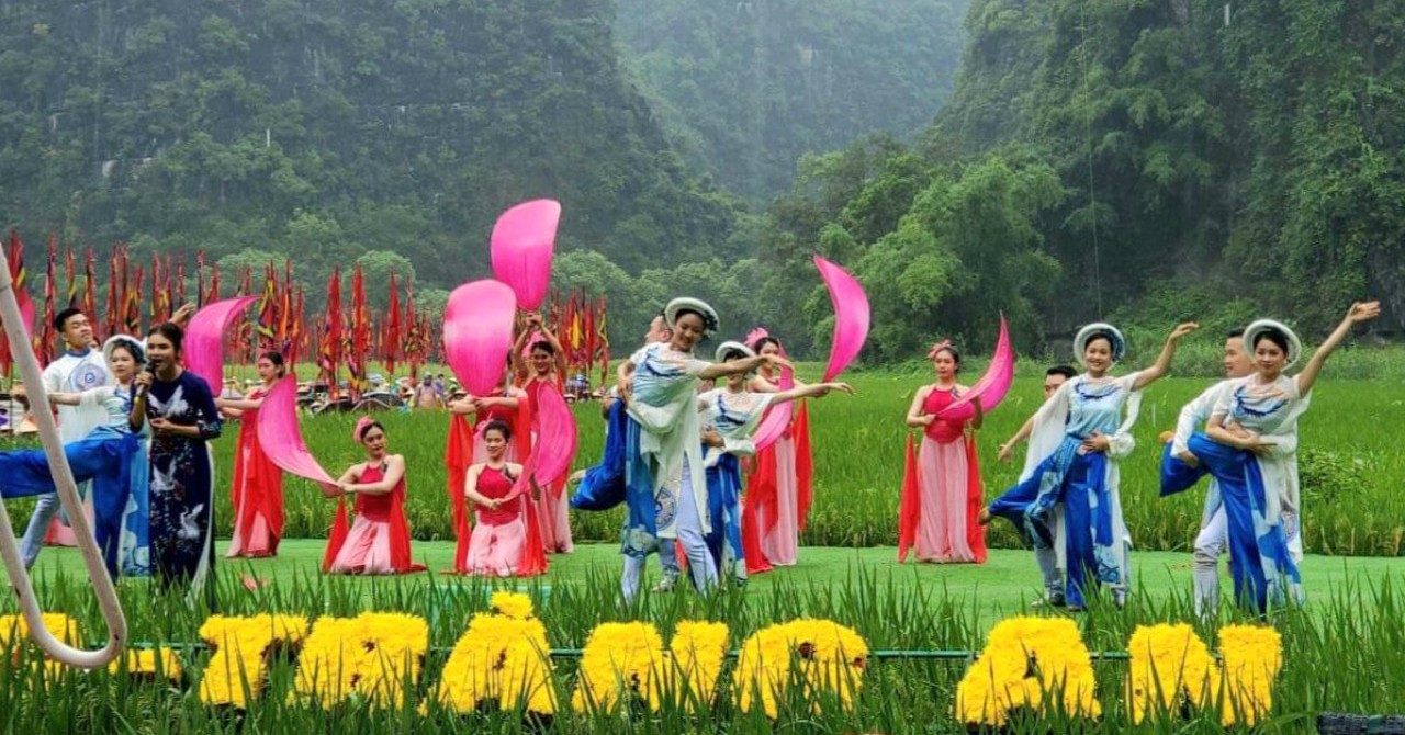 “Dragon procession” on Ngo Dong River, listening to then singing, singing opposites, and quan ho in Tam Coc – Trang An