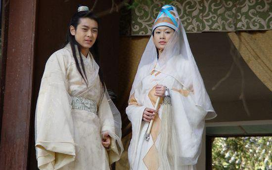 Why did Doan Du’s mother accept “dedication” to the evil Doan Dien Khanh?