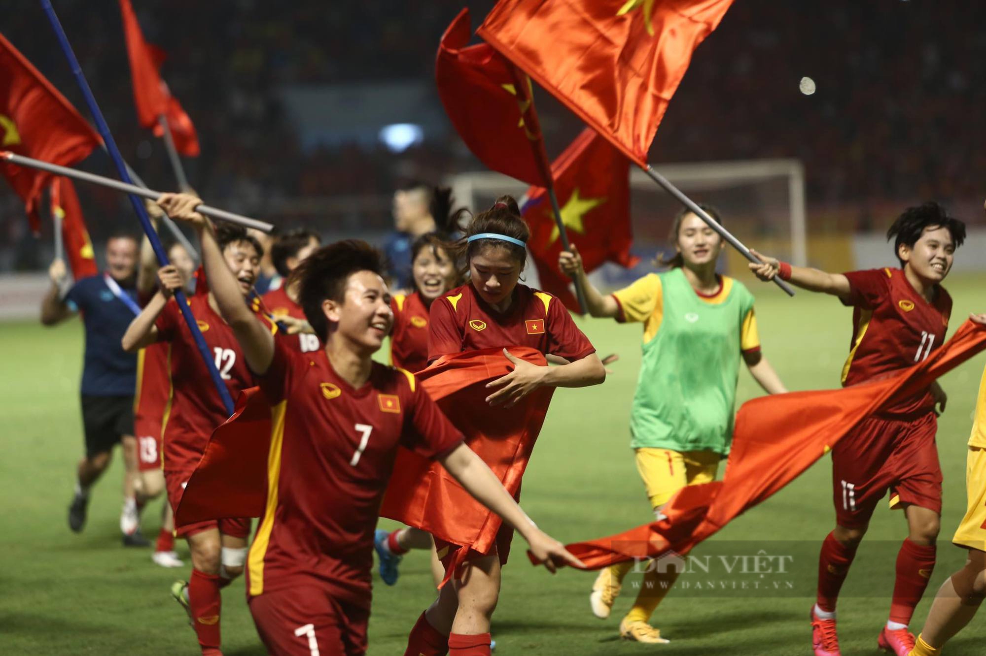 Đội tuyển bóng đá nữ Việt Nam luôn đại diện cho sự kiên cường, nỗ lực và tinh thần đoàn kết của phái nữ Việt Nam. Với những thành tích ấn tượng trong các giải đấu quốc tế, đội tuyển nữ Việt Nam đã thu hút sự quan tâm của nhiều người hâm mộ. Hãy cùng nhau xem hình ảnh đội tuyển nữ Việt Nam tầm cao mới, cổ vũ cho những cô gái Việt Nam đầy nghị lực.