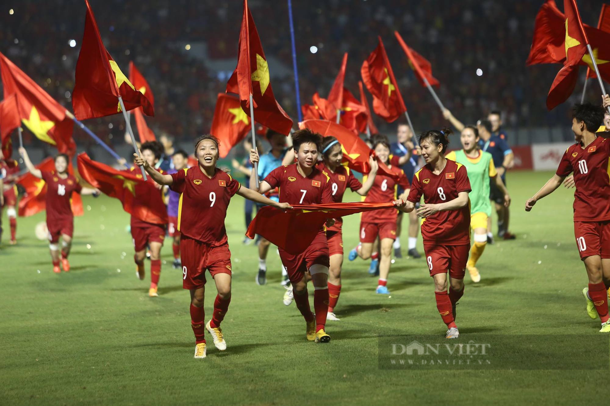 ĐT nữ Việt Nam phất cờ Tổ quốc trong các giải đấu quốc tế là hình ảnh đầy tinh thần thể thao, quả cảm và tự hào. Hãy cùng xem lại những khoảnh khắc này tại đây, bạn sẽ cảm nhận được một yếu tố không thể thiếu trong bóng đá - lòng đam mê và tình yêu đối với quê hương.