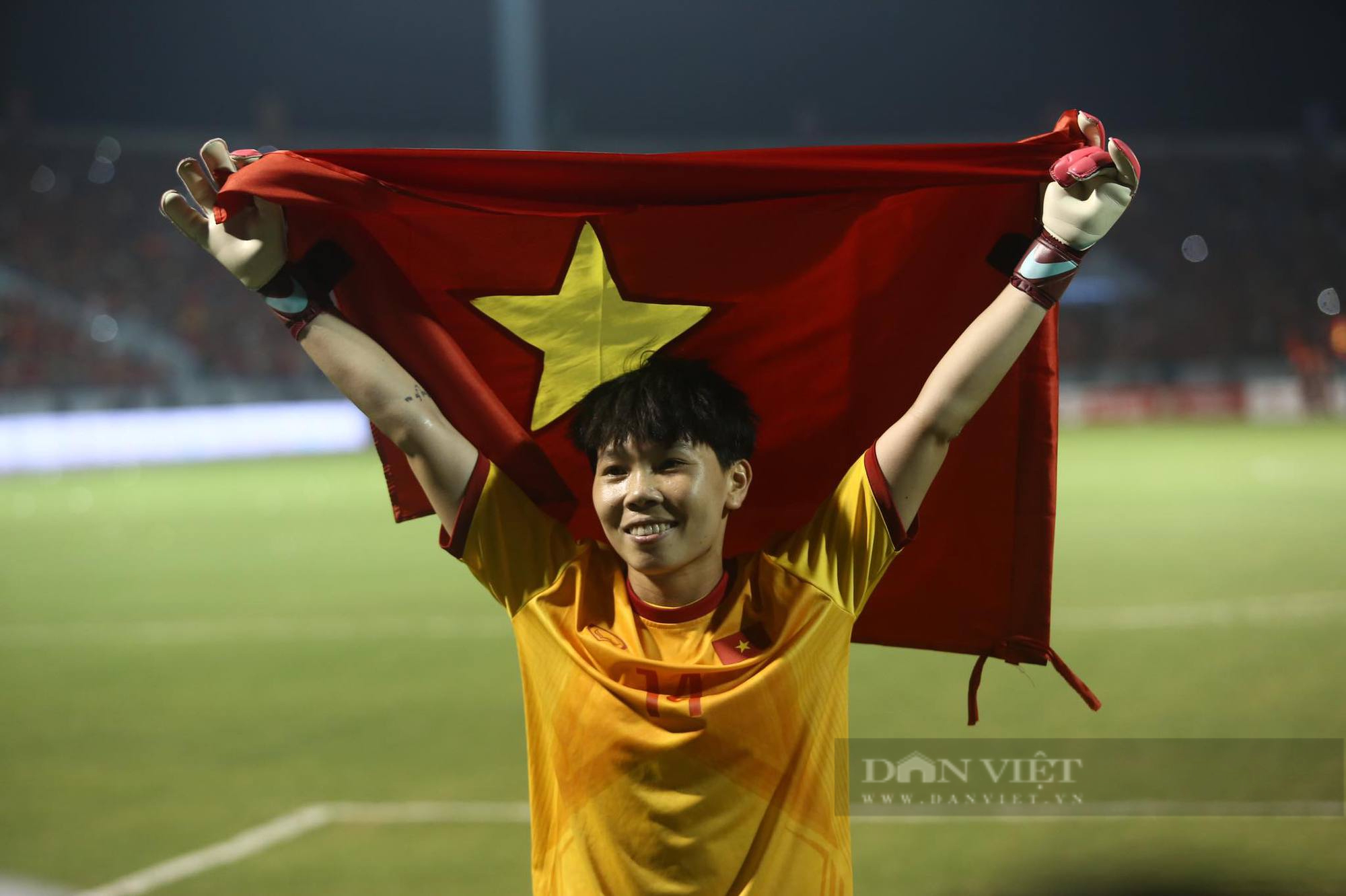 Xúc động hình ảnh ĐT nữ Việt Nam phất cờ tổ quốc - Ảnh 3.