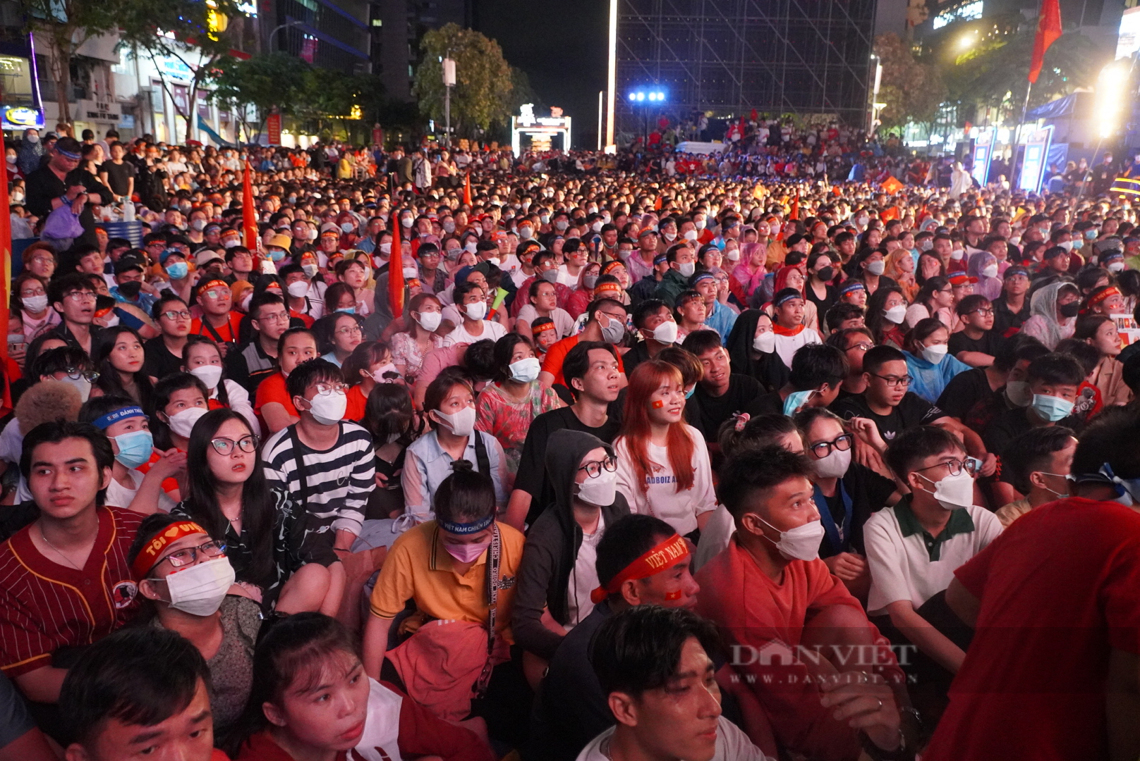 Gần 0h đêm lượng người và phương tiện ở TP.HCM vẫn đông nghẹt sau trận chung kết bóng đá nam SEA Games 31 - Ảnh 6.