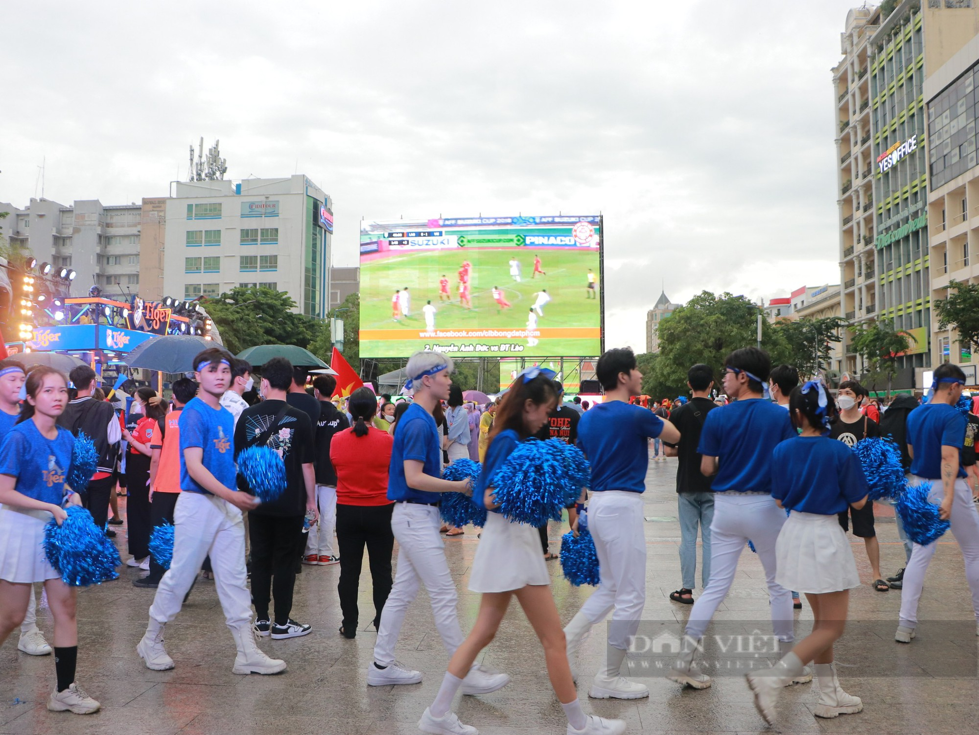 Người dân TP.HCM tập trung đông nghẹt tại phố đi bộ Nguyễn Huệ đội mưa chờ cổ vũ đội tuyển U23 - Ảnh 5.