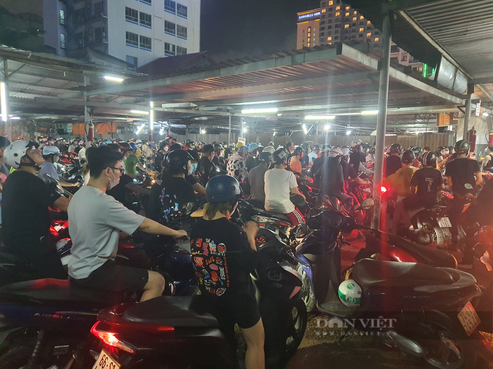 Sau trận chung kết bóng đá nam SEA Games 31: Hàng ngàn người dân cùng phương tiện kẹt cứng ở phố đi bộ Nguyễn Huệ - Ảnh 1.