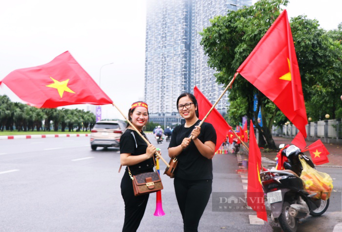 Hai cha con ngủ gầm cầu, đội mưa bán cờ dồn tiền mua vé cổ vũ đội tuyển Việt Nam tại SEA Games 31  - Ảnh 4.
