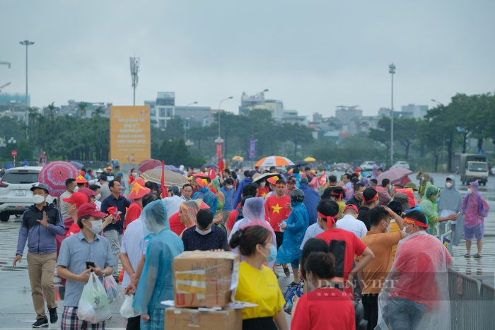 Hai cha con ngủ gầm cầu, đội mưa bán cờ dồn tiền mua vé cổ vũ đội tuyển Việt Nam tại SEA Games 31  - Ảnh 1.