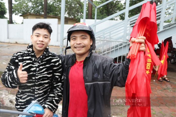 Father and son sleep under the bridge, the rain team sells flags to buy tickets to cheer on the Vietnamese team at the 31st SEA Games - Photo 2.