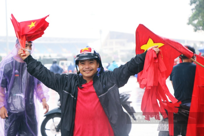 Father and son slept under the bridge, the rain team sold flags to buy tickets to cheer on the Vietnamese team at the 31st SEA Games - Photo 3.