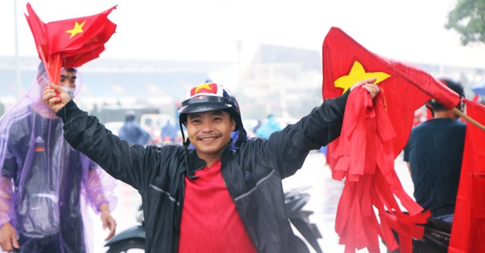 Father and son sleep under the bridge, the rain team sells flags, and buys tickets to cheer on the Vietnamese team at the 31st SEA Games