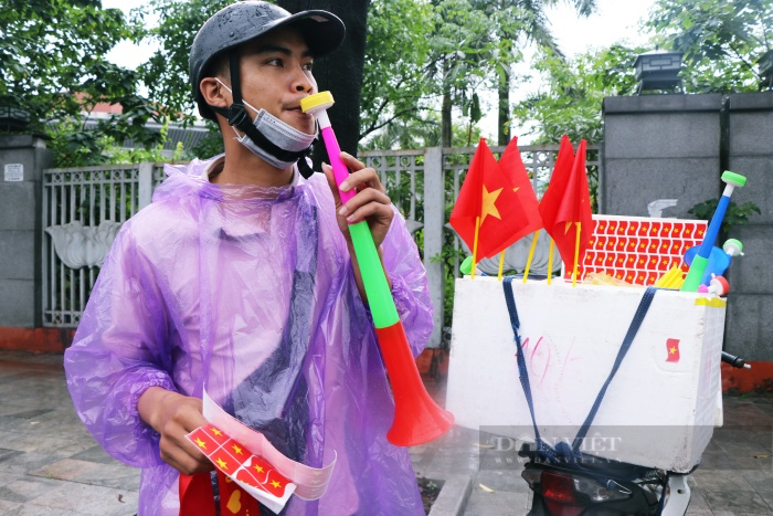 Father and son slept under the bridge, the rain team sold flags to buy tickets to cheer on the Vietnamese team at the 31st SEA Games - Photo 5.