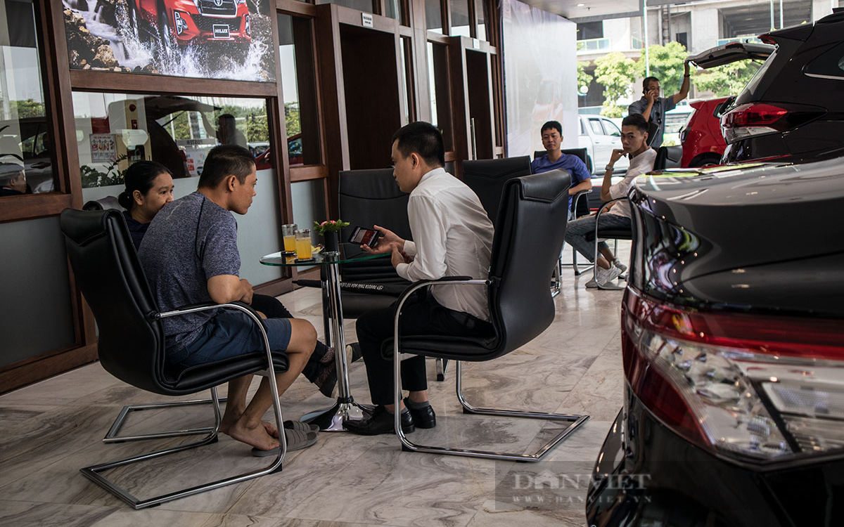 Even though they have to buy a hundred million difference, every minute Vietnamese people still buy a car