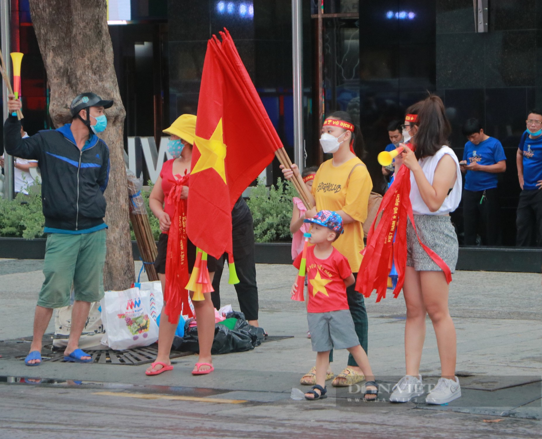Người dân TP.HCM tập trung đông nghẹt tại phố đi bộ Nguyễn Huệ đội mưa chờ cổ vũ đội tuyển U23 - Ảnh 2.