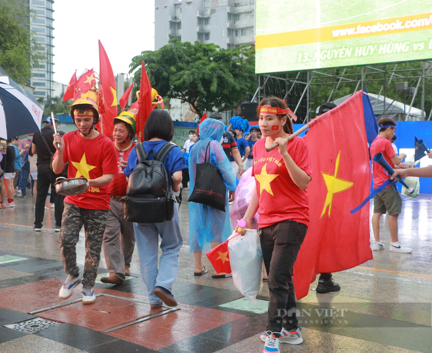 Người dân TP.HCM tập trung đông nghẹt tại phố đi bộ Nguyễn Huệ đội mưa chờ cổ vũ đội tuyển U23 - Ảnh 4.