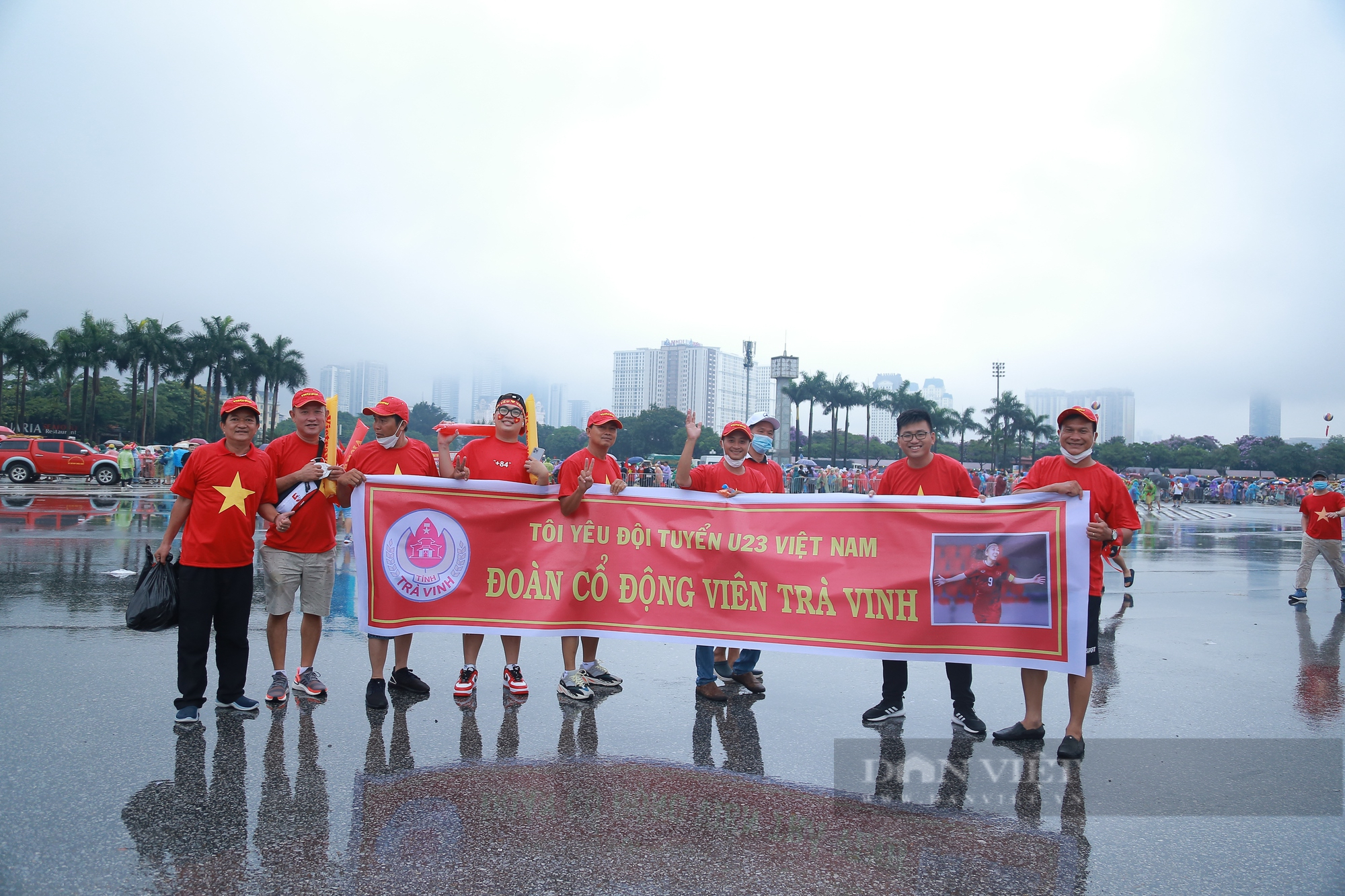 Hàng nghìn CĐV đội mưa chen chân vào sân Mỹ Đình cổ vũ U23 Việt Nam - Ảnh 13.