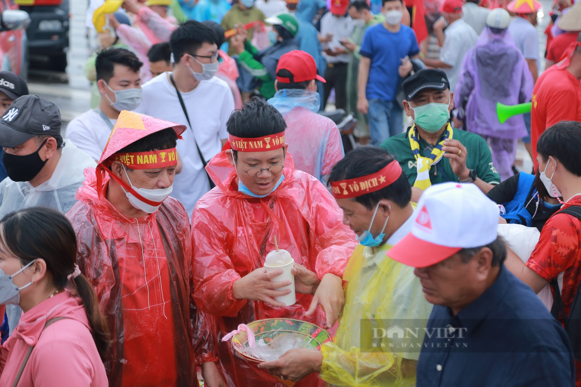 Hàng nghìn CĐV đội mưa chen chân vào sân Mỹ Đình cổ vũ U23 Việt Nam - Ảnh 4.