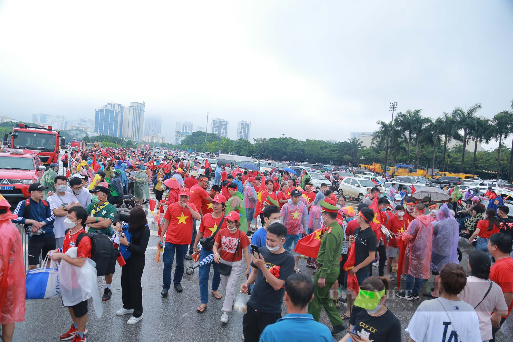 Hàng nghìn CĐV đội mưa chen chân vào sân Mỹ Đình cổ vũ U23 Việt Nam - Ảnh 1.