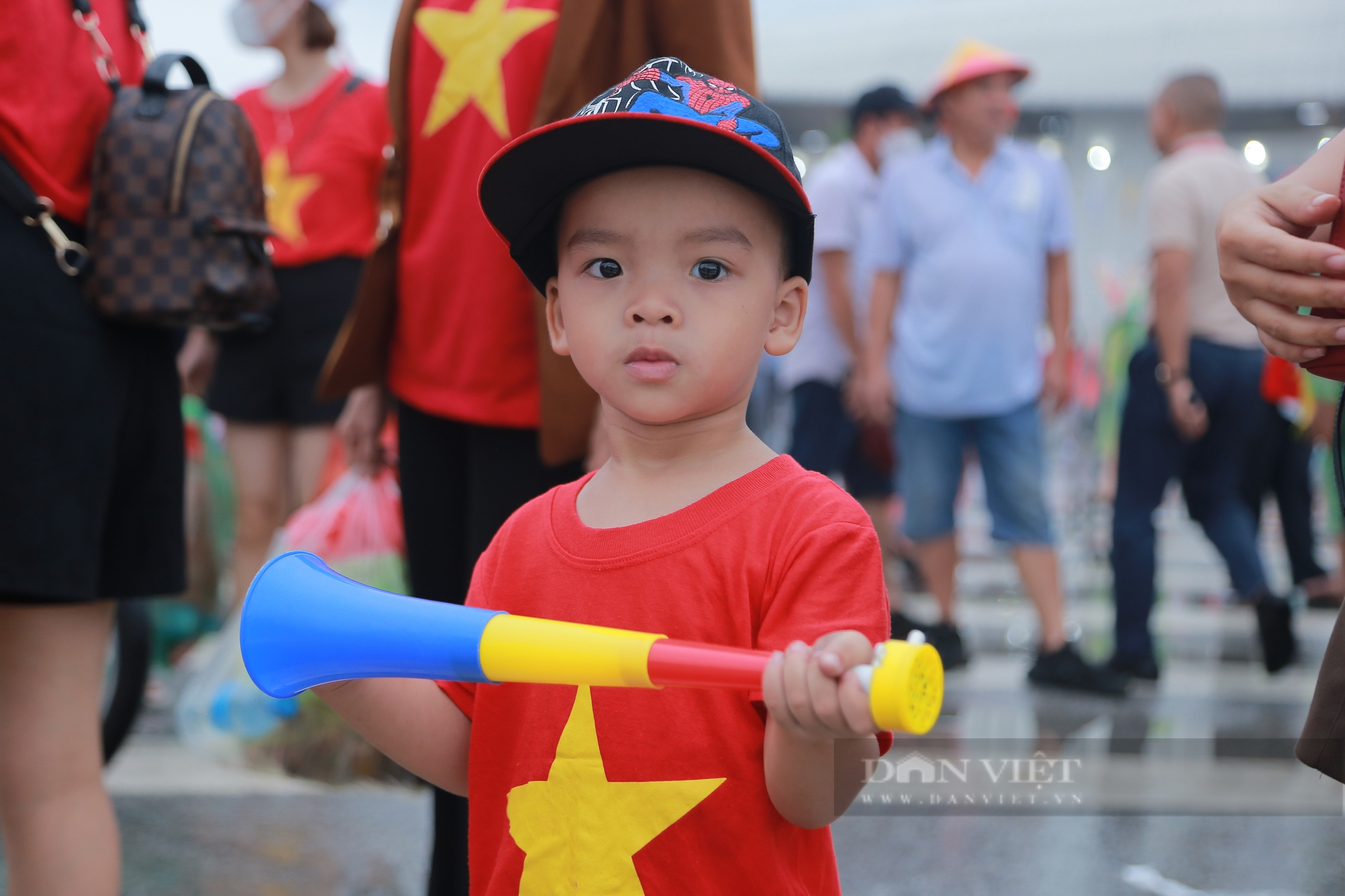 Hàng nghìn CĐV đội mưa chen chân vào sân Mỹ Đình cổ vũ U23 Việt Nam - Ảnh 9.