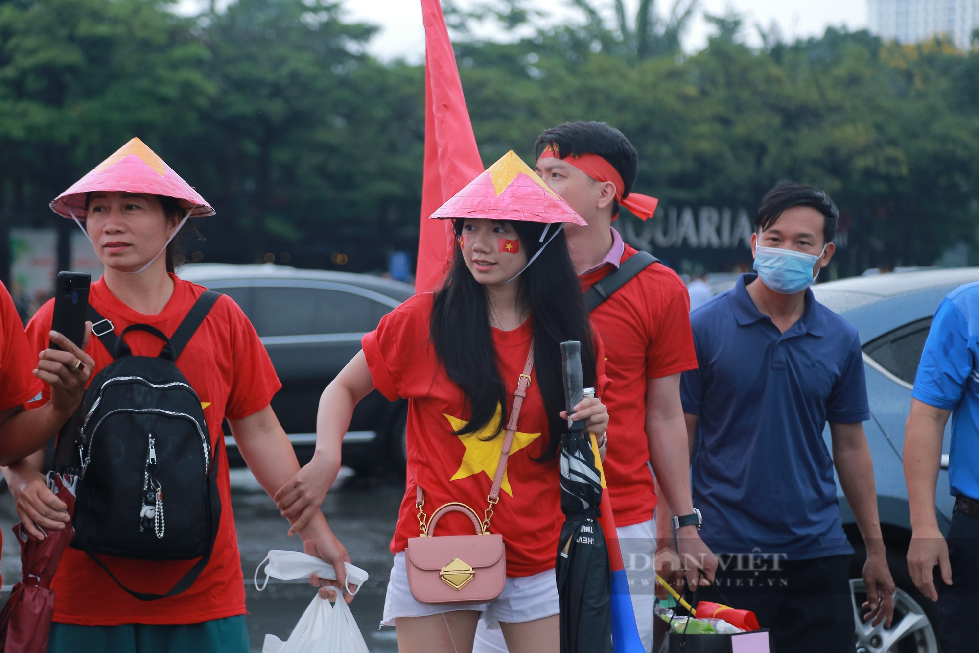 Hàng nghìn CĐV đội mưa chen chân vào sân Mỹ Đình cổ vũ U23 Việt Nam - Ảnh 10.