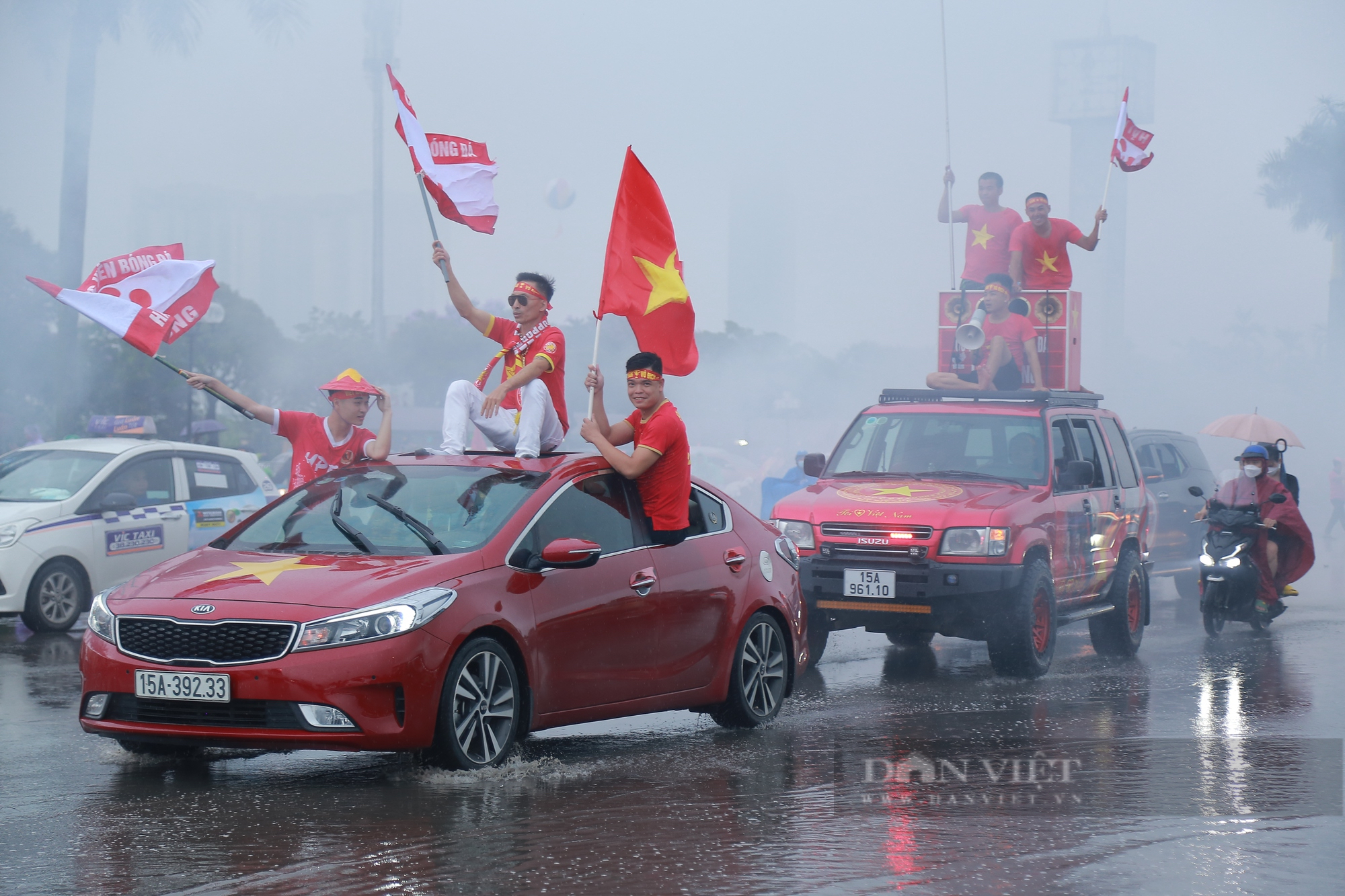 Hàng nghìn CĐV đội mưa chen chân vào sân Mỹ Đình cổ vũ U23 Việt Nam - Ảnh 7.
