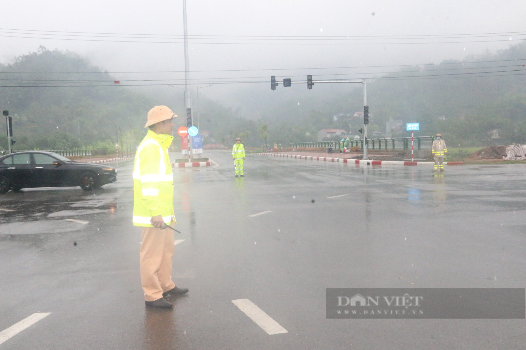  Chùm ảnh: Lực lượng CSGT Hoà Bình đầm mưa phân luồng giao thông phục vụ  - Ảnh 1.
