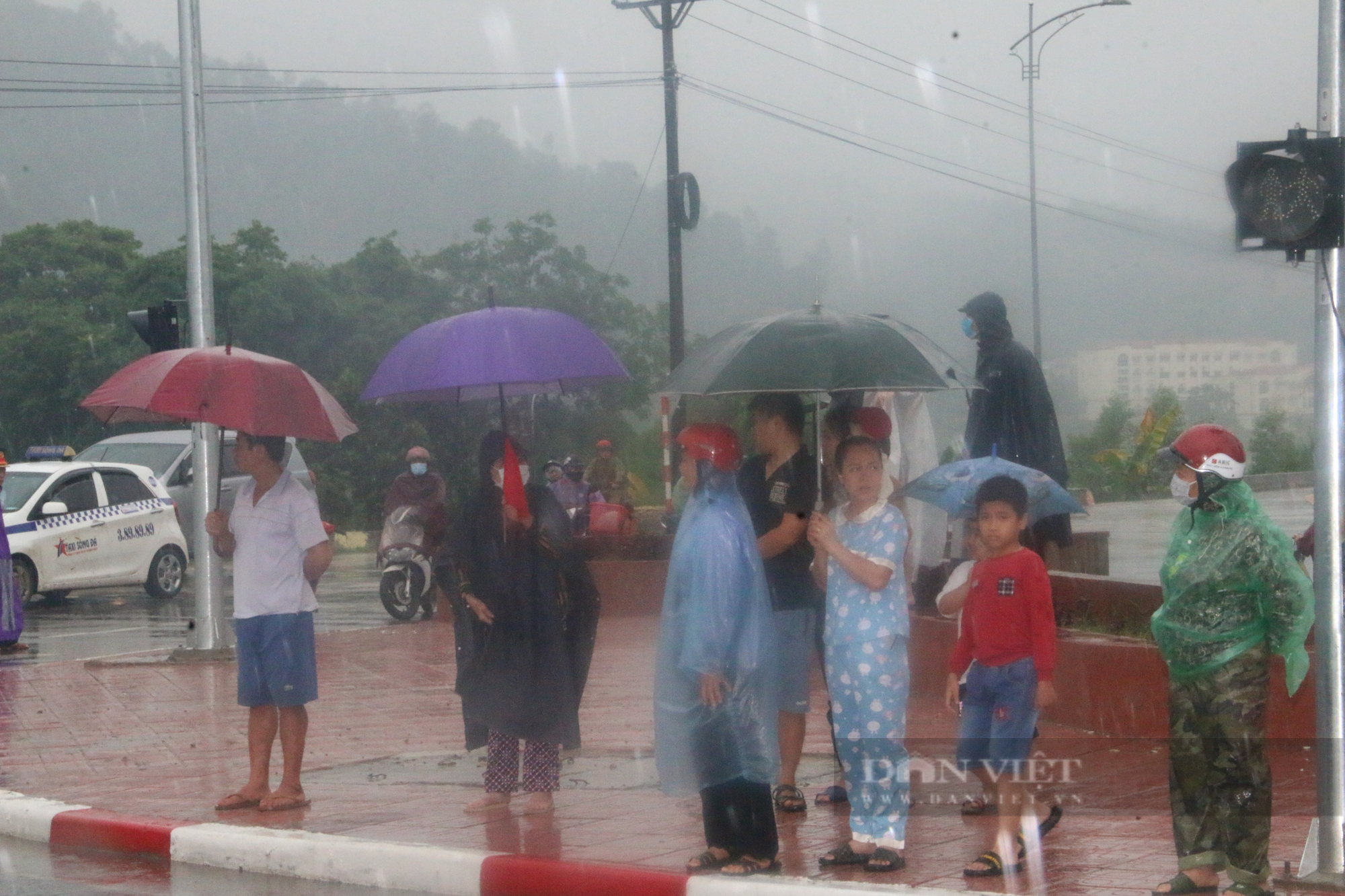  Chùm ảnh: Lực lượng CSGT Hoà Bình đầm mưa phân luồng giao thông phục vụ  - Ảnh 5.