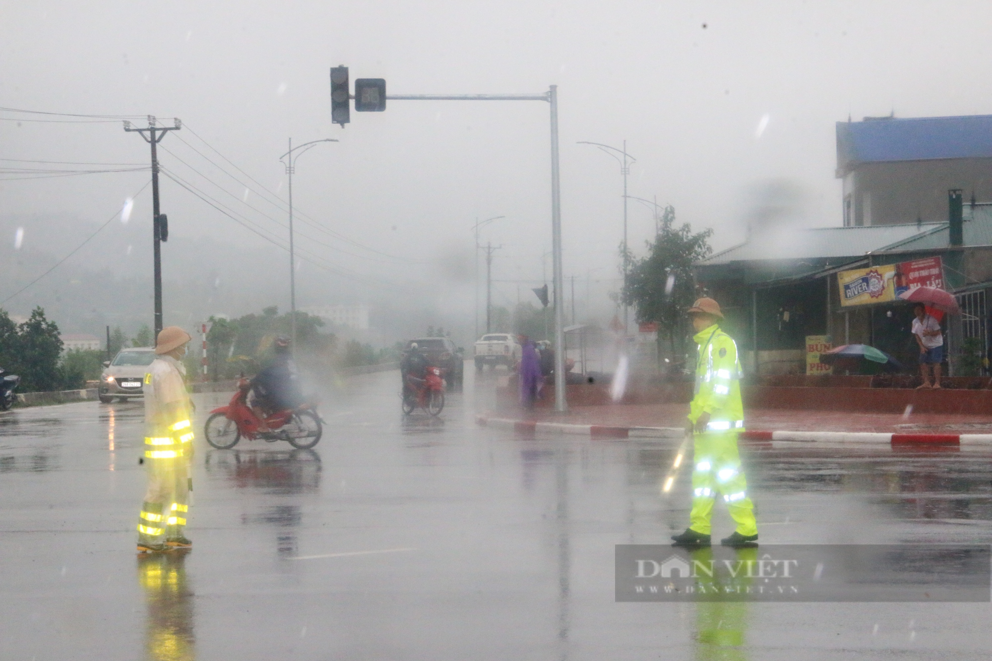  Chùm ảnh: Lực lượng CSGT Hoà Bình đầm mưa phân luồng giao thông phục vụ  - Ảnh 2.
