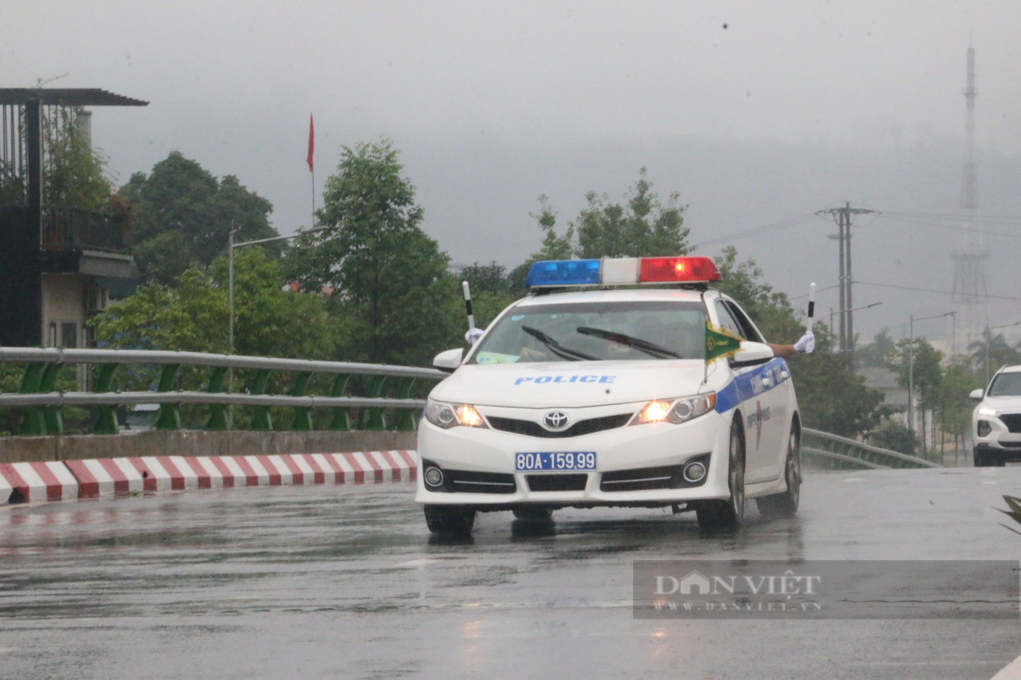  Chùm ảnh: Lực lượng CSGT Hoà Bình đầm mưa phân luồng giao thông phục vụ  - Ảnh 3.