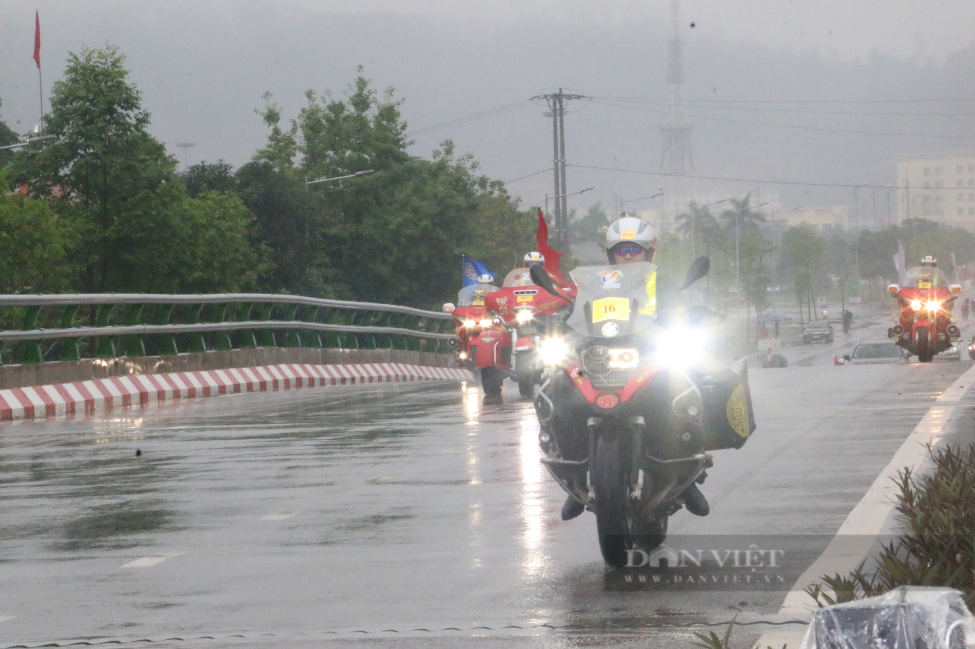  Chùm ảnh: Lực lượng CSGT Hoà Bình đầm mưa phân luồng giao thông phục vụ  - Ảnh 13.