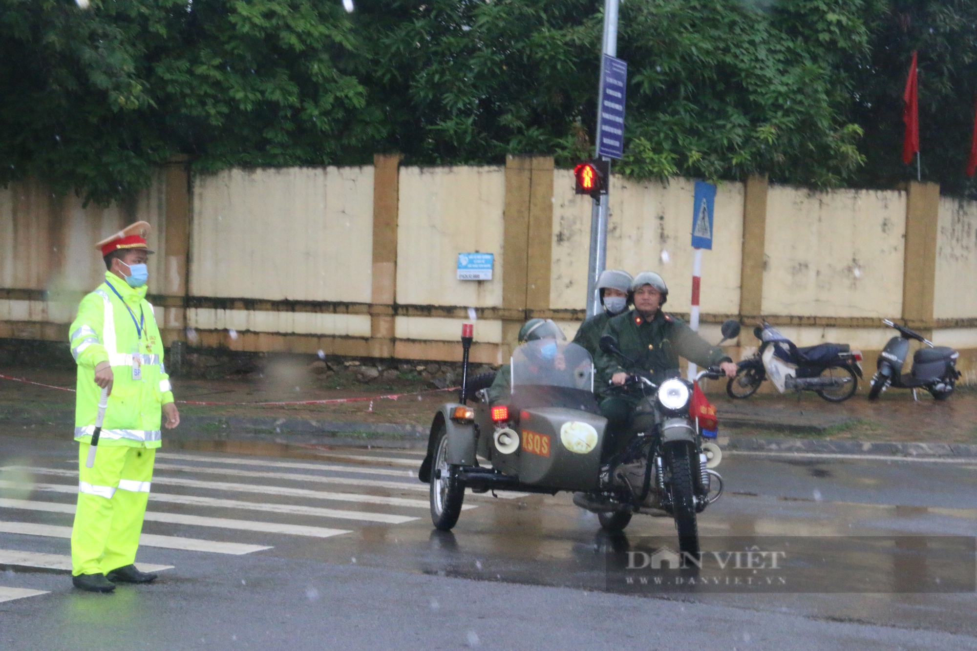  Chùm ảnh: Lực lượng CSGT Hoà Bình đầm mưa phân luồng giao thông phục vụ  - Ảnh 10.
