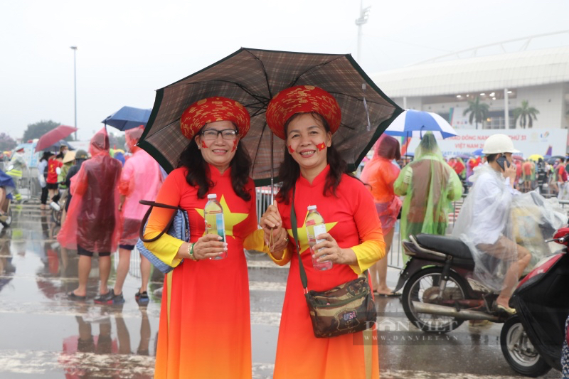 Cổ động viên đội mũ rồng reo hò dưới mưa lớn &quot;tiếp lửa&quot; U23 Việt Nam trước trận &quot;quyết chiến&quot; Thái Lan - Ảnh 6.