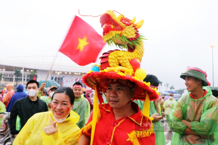 Cổ động viên đội mũ rồng reo hò dưới mưa lớn &quot;tiếp lửa&quot; U23 Việt Nam trước trận &quot;quyết chiến&quot; Thái Lan - Ảnh 3.