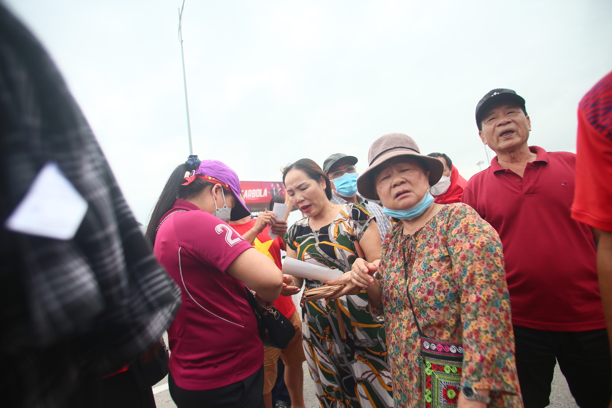 Ảnh: Cổ động viên trèo rào, chui khe hở đổ bộ vào nhà thi đấu xem chung kết bóng chuyền Việt Nam - Ảnh 15.