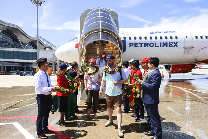 160 du khách Hàn Quốc lần đầu tiên tham quan Nha Trang - Ảnh 1.