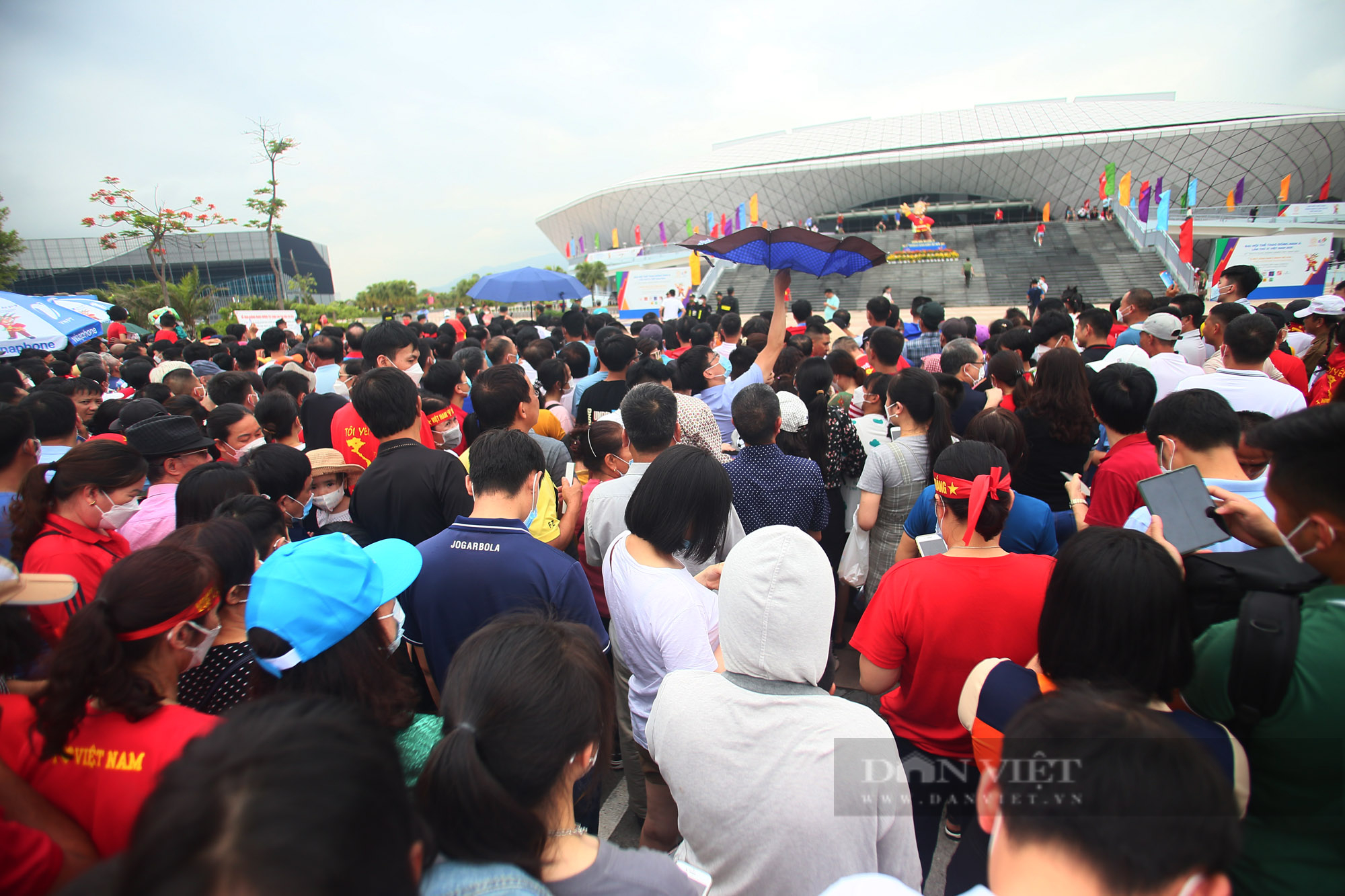 Photo: Fans climbing fences and crawling into the stadium to watch the final of Vietnamese volleyball - Photo 2.