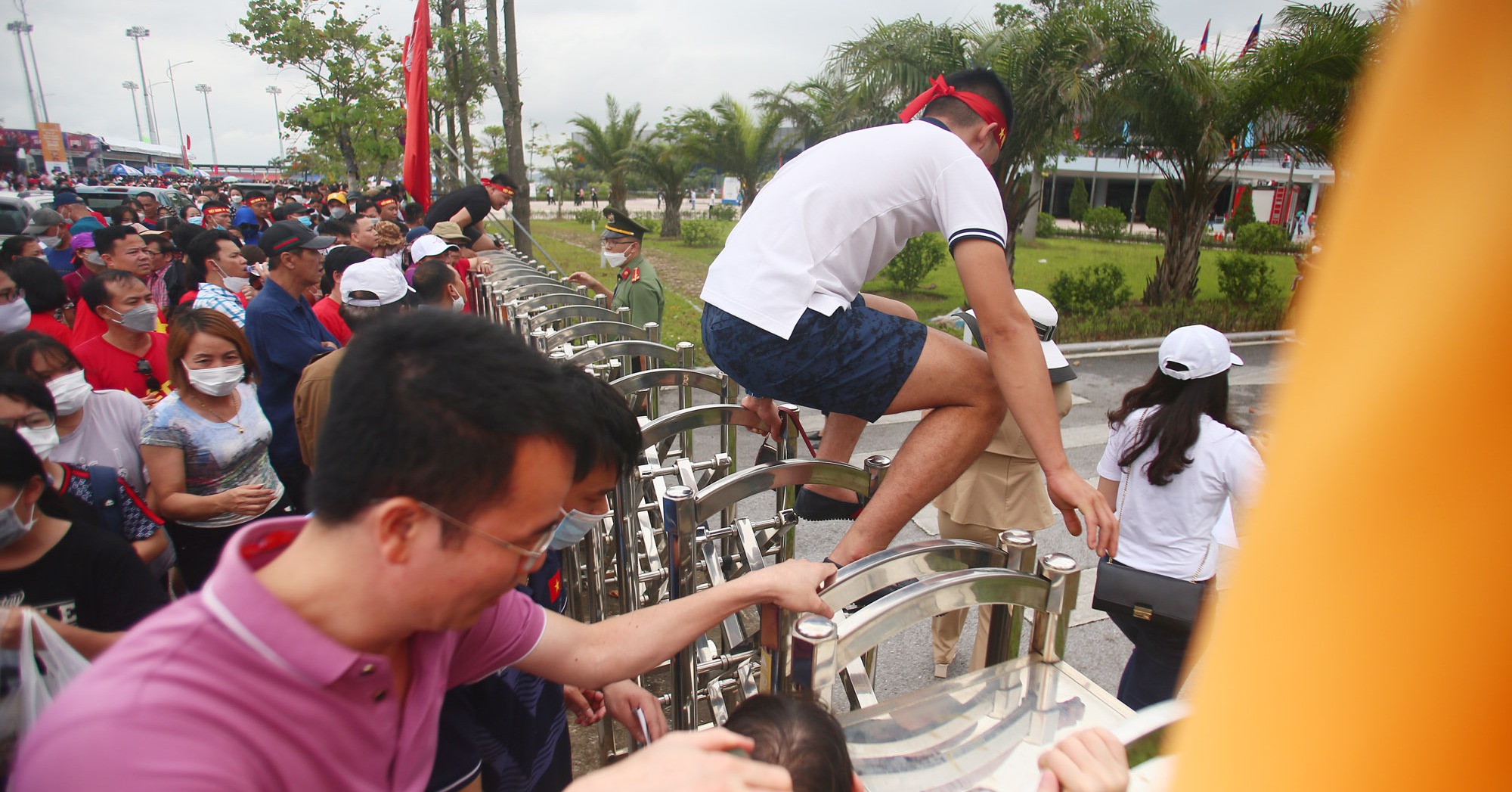 Photo: fans climbing fences, crawling through the gap to watch Thanh Thuy and her teammates compete for gold