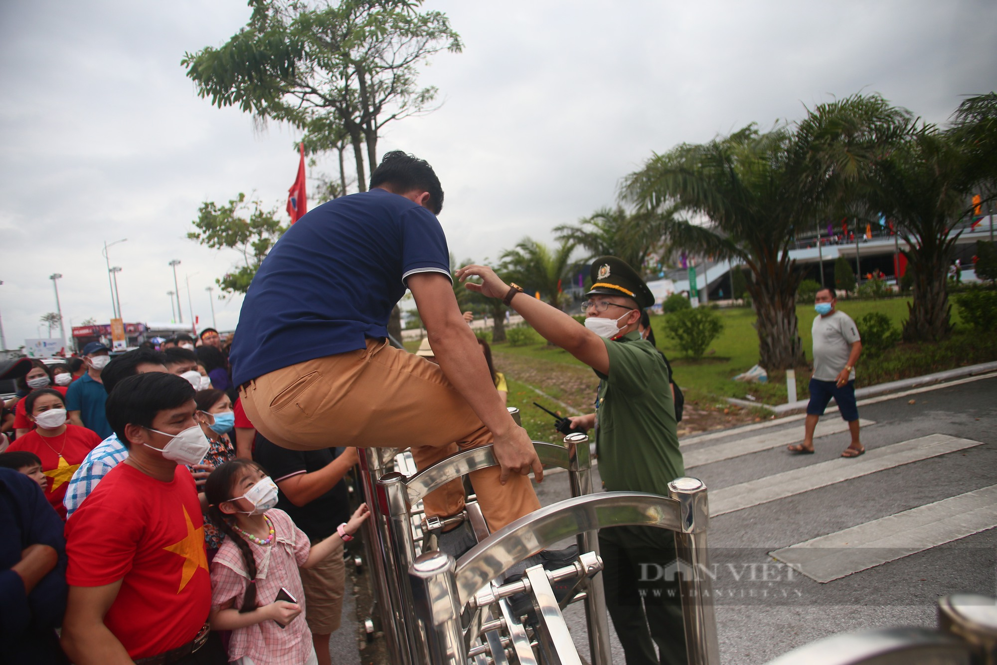 Ảnh: Cổ động viên trèo rào, chui khe hở đổ bộ vào nhà thi đấu xem chung kết bóng chuyền Việt Nam - Ảnh 7.