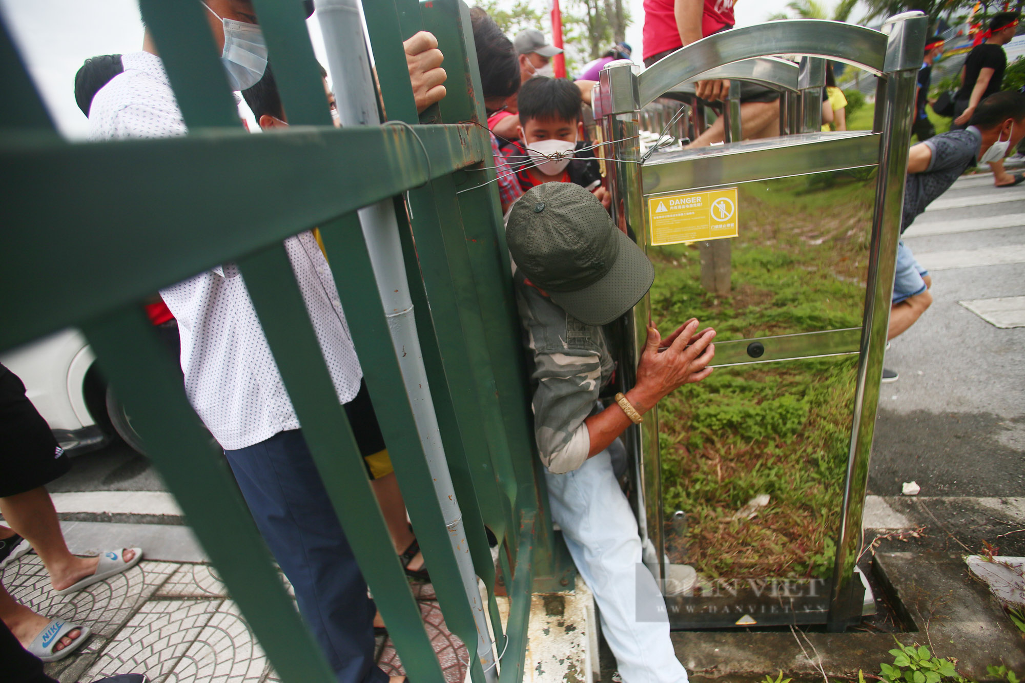 Ảnh: Cổ động viên trèo rào, chui khe hở đổ bộ vào nhà thi đấu xem chung kết bóng chuyền Việt Nam - Ảnh 8.