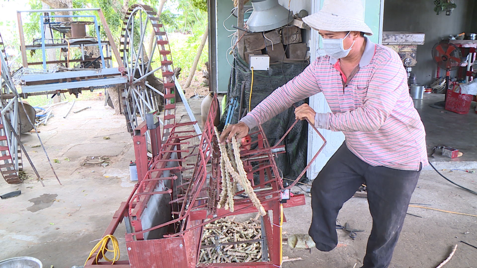 Anh nông dân mới học lớp 5 ở Gia Lai sáng chế máy nông nghiệp khiến cả làng phục lăn - Ảnh 6.
