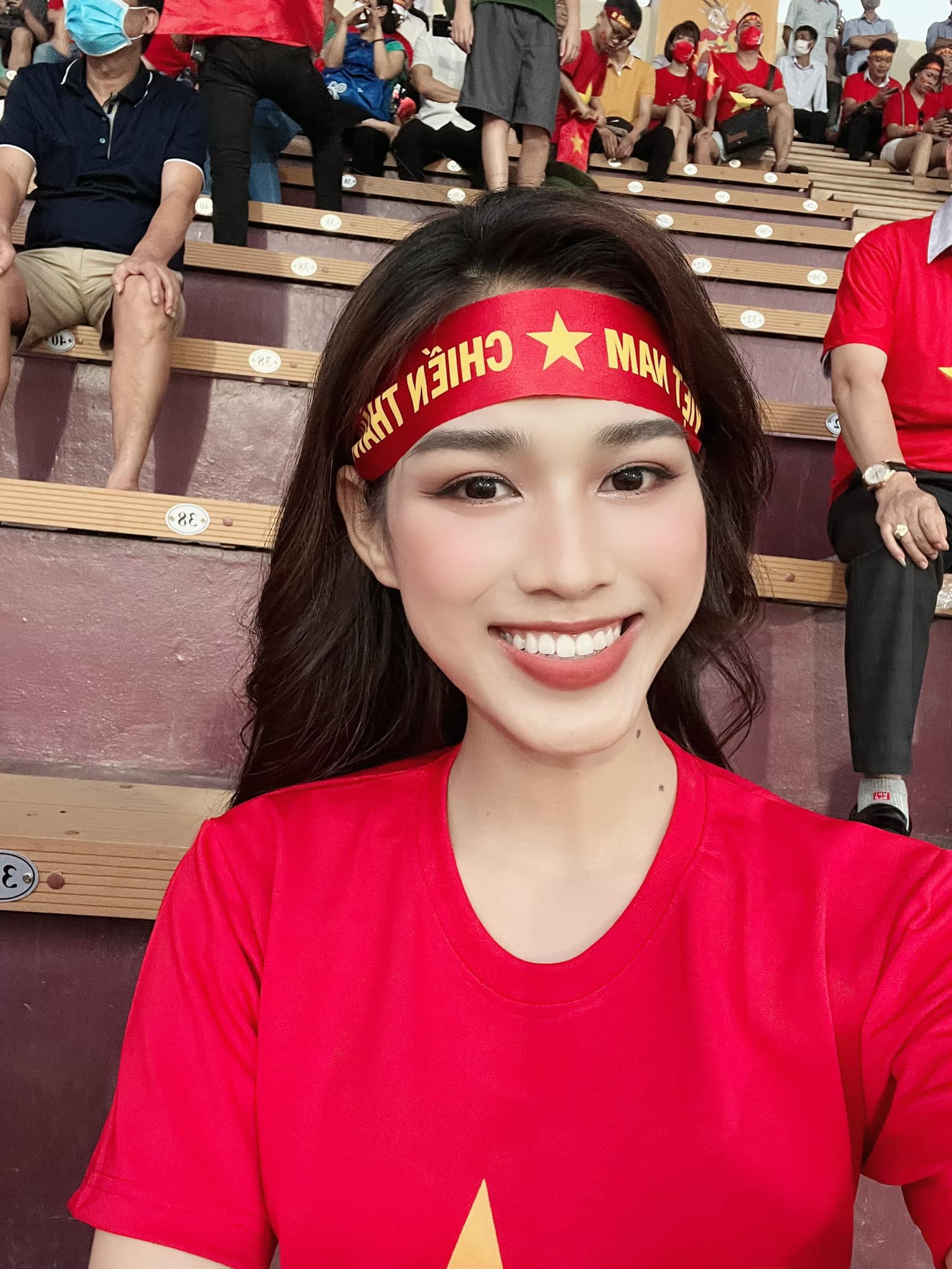 Hoa hậu Đỗ Thị Hà: &quot;Tôi dự đoán U23 Việt Nam hạ gục U23 Thái Lan với tỉ số 2-1&quot; - Ảnh 1.