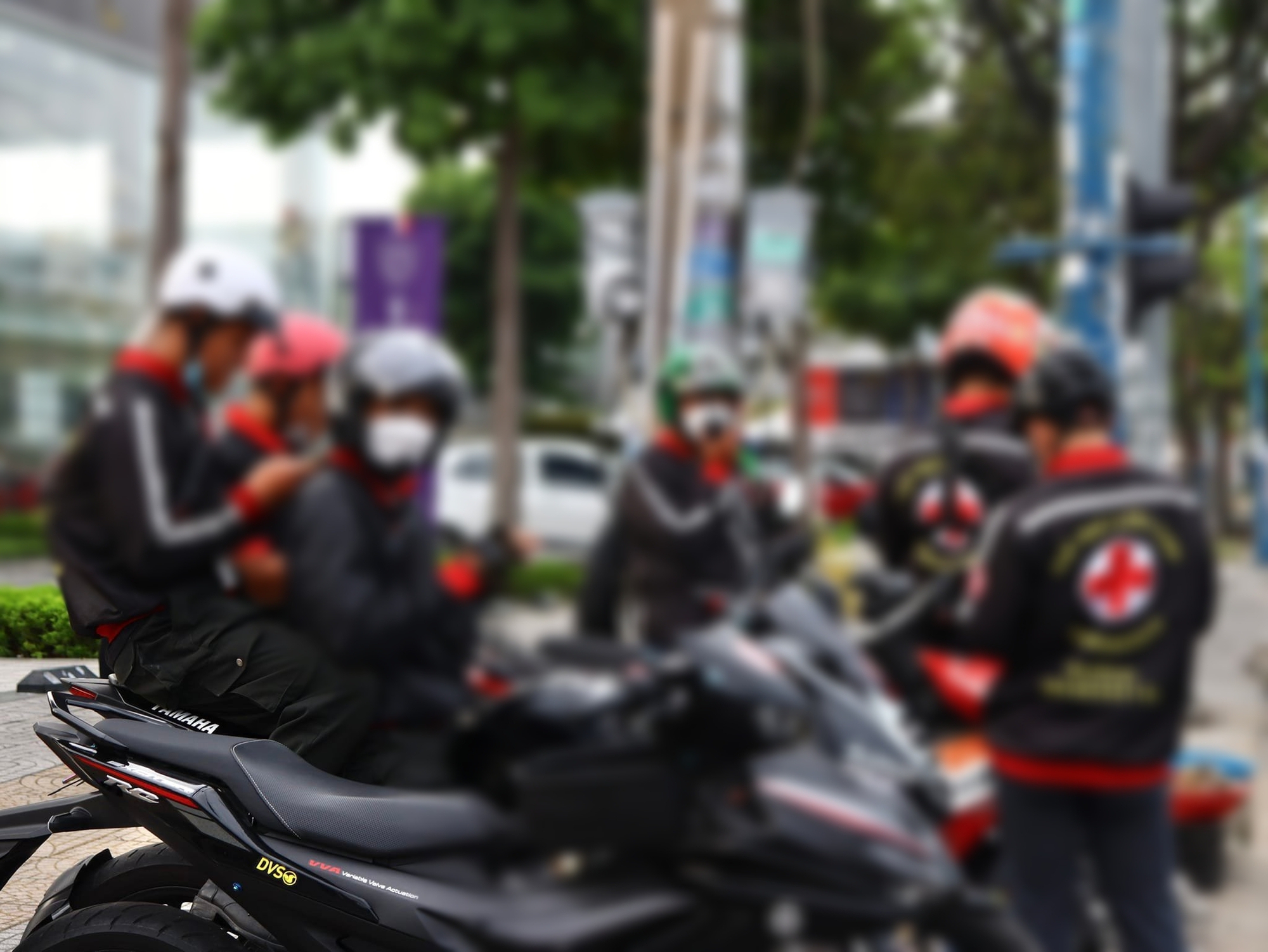 Dùng mô tô “dọn đường” cho xe cấp cứu: Phạm luật, tiềm ẩn gây tai nạn giao thông - Ảnh 2.