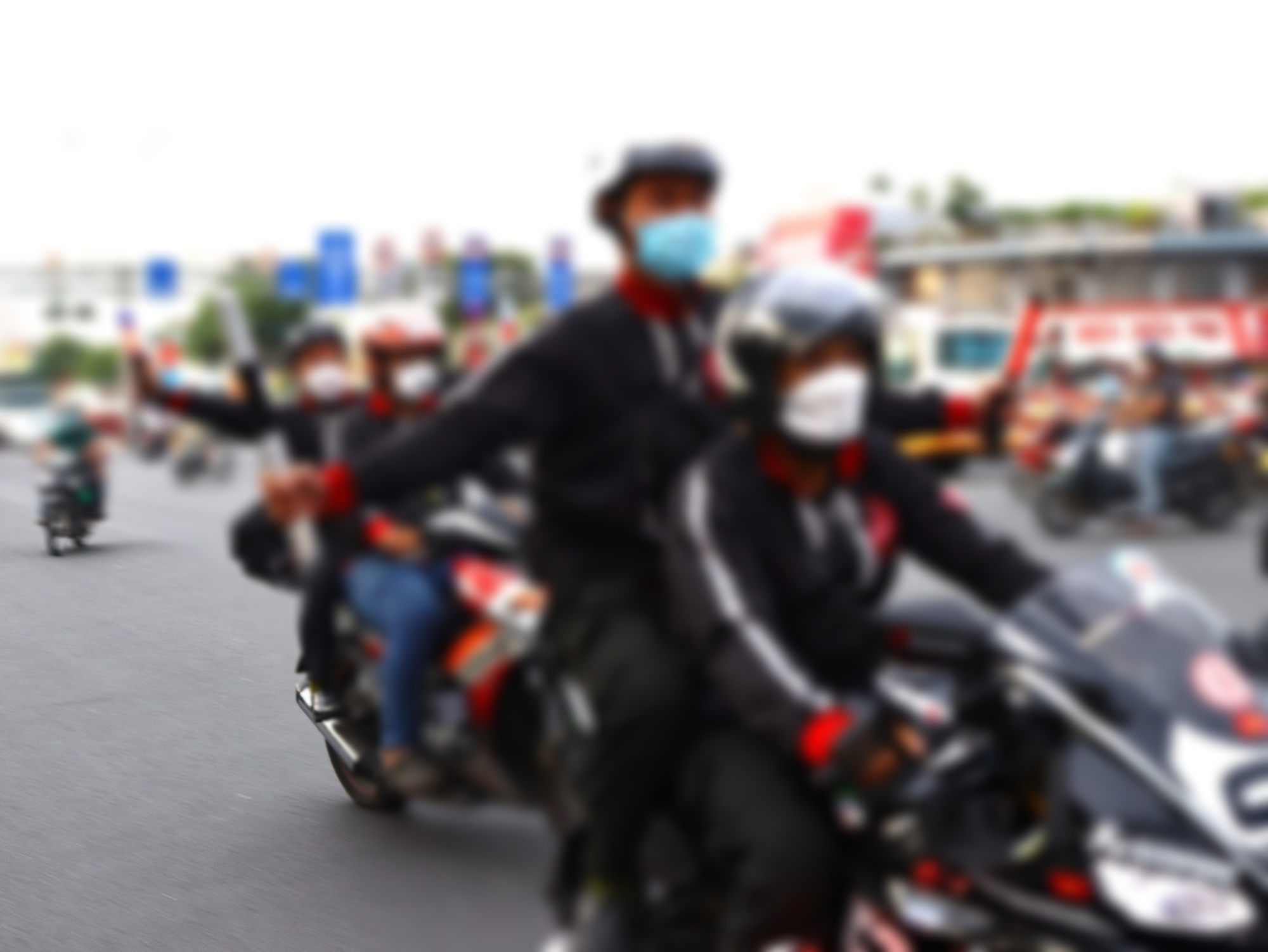 Dùng mô tô “dọn đường” cho xe cấp cứu: Phạm luật, tiềm ẩn gây tai nạn giao thông - Ảnh 1.