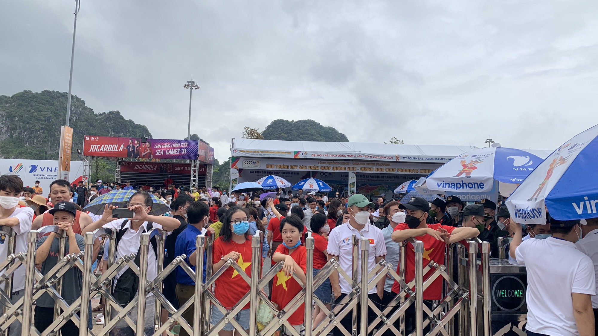 Hàng trăm người hâm mộ Quảng Ninh trèo rào vào xem chung kết bóng chuyền SEA Games 31 - Ảnh 3.