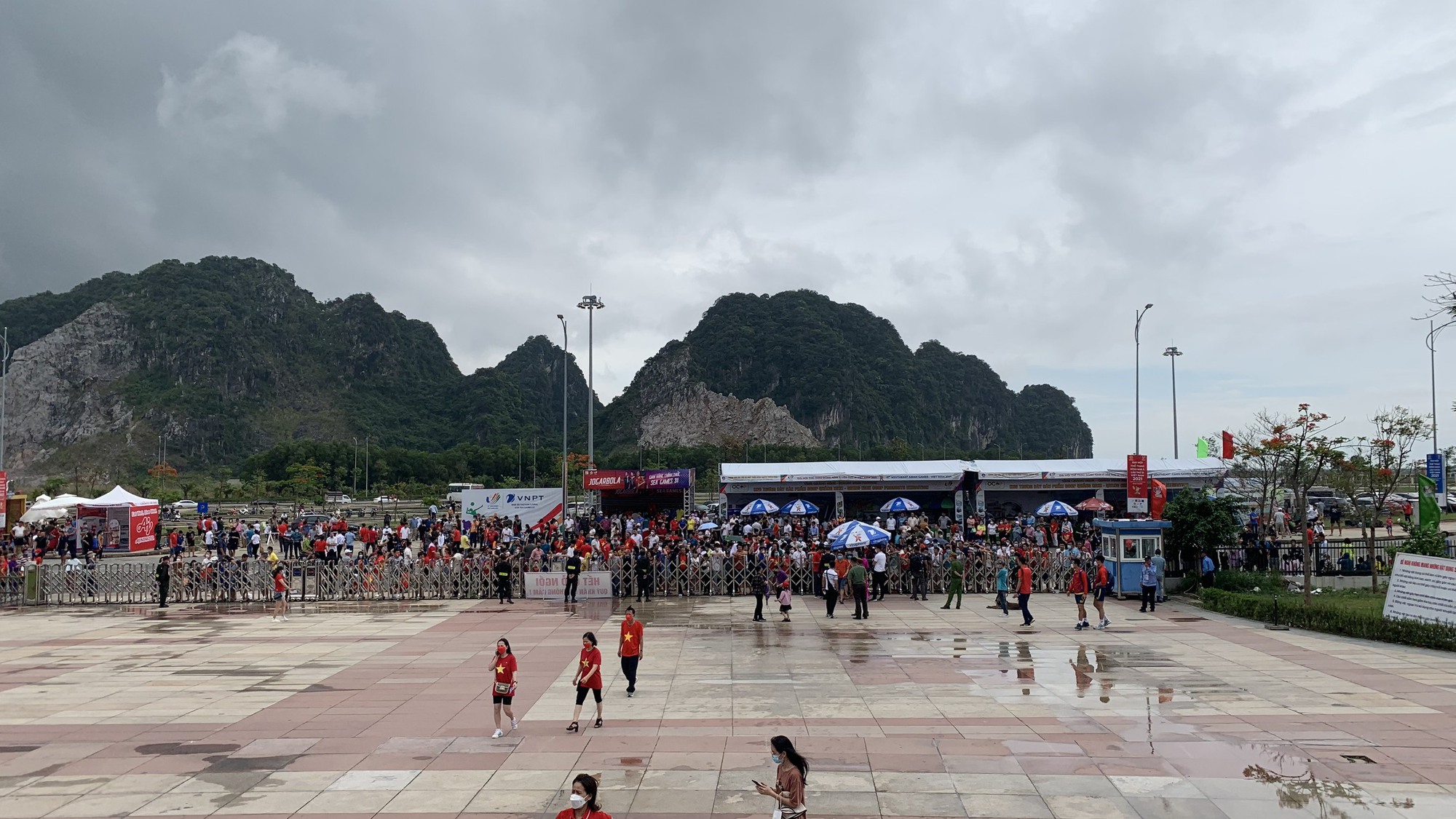 Hàng trăm người hâm mộ Quảng Ninh trèo rào vào xem chung kết bóng chuyền SEA Games 31 - Ảnh 2.