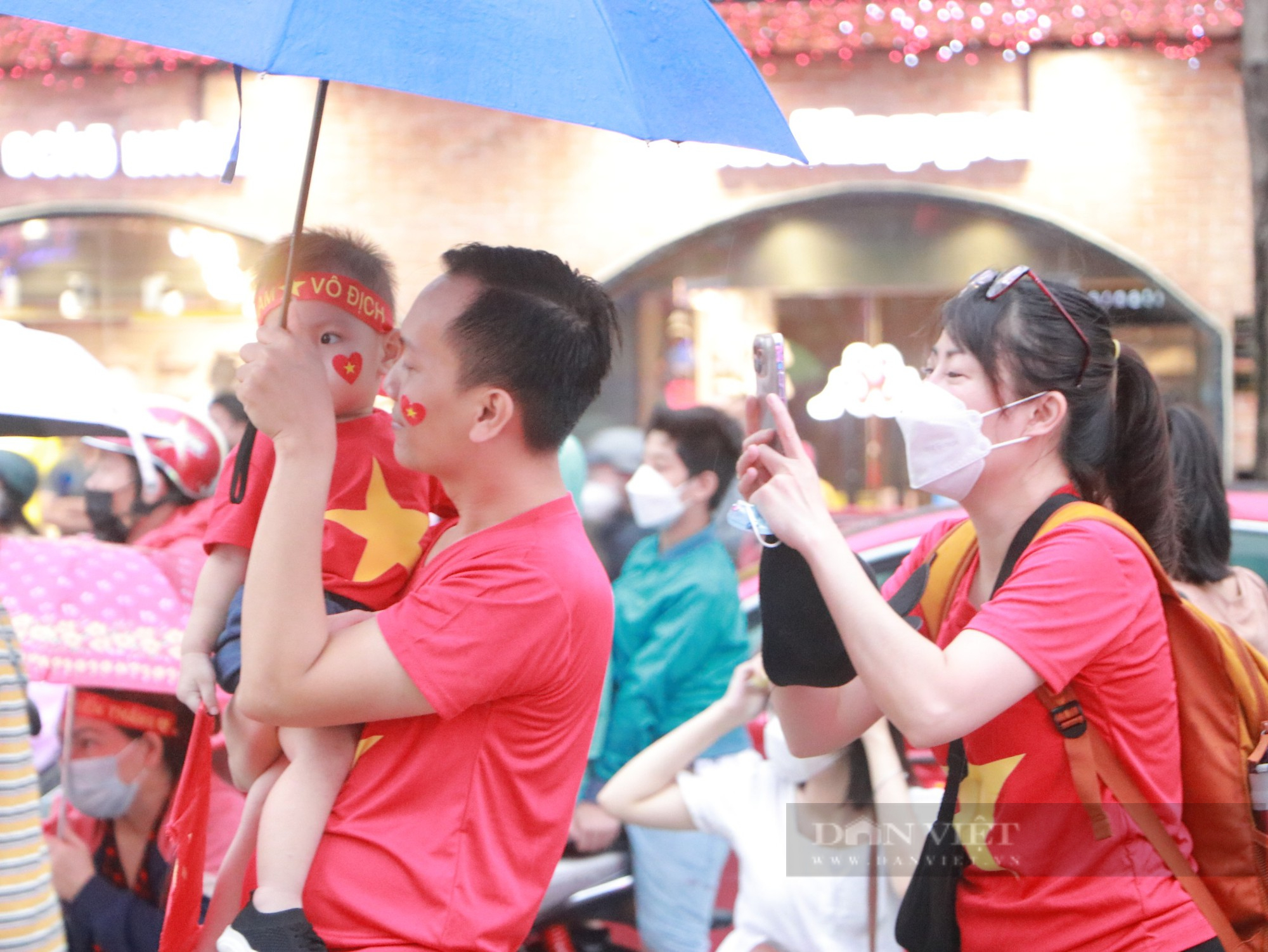 Người dân TP.HCM tập trung đông nghẹt tại phố đi bộ Nguyễn Huệ đội mưa chờ cổ vũ đội tuyển U23 - Ảnh 3.