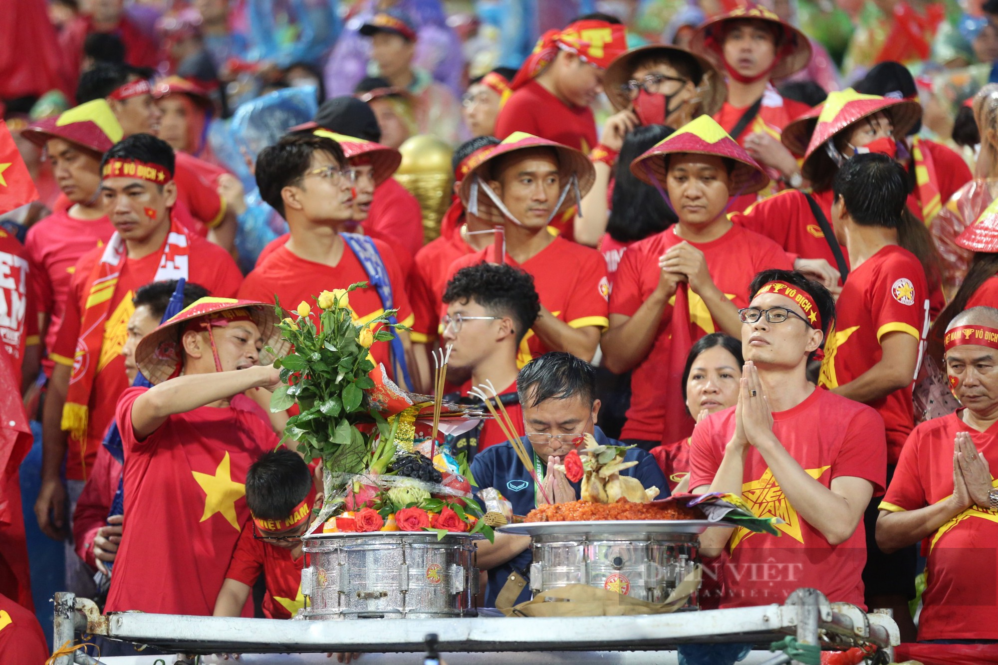 SVĐ Mỹ Đình rực sắc đỏ, các CĐV lập cả ban thờ &quot;lấy vía&quot; may mắn cho U23 Việt Nam - Ảnh 4.